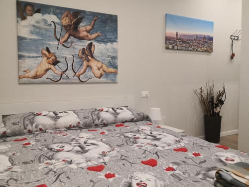 Un dormitorio con una cama con corazones rojos. en Pontassieve Guest House centro storico camera con bagno 20 minuti da Firenze, en Pontassieve