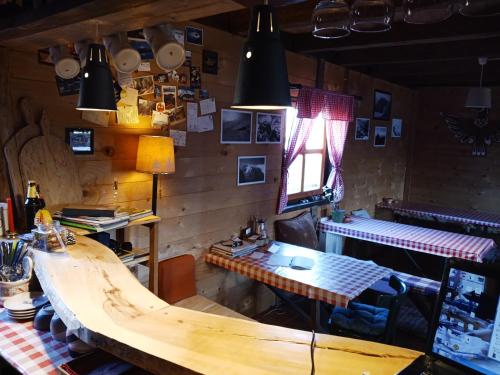 Planinski dom "Tornik" Zlatibor tesisinde mutfak veya mini mutfak
