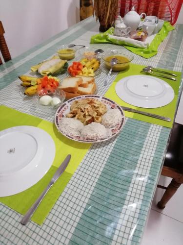 阿努拉德普勒BAS Balcony Homestay的桌子上放着一盘食物