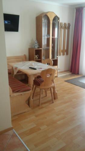 a living room with a wooden table and chairs at Ferienwohnung Kogler in Waidring