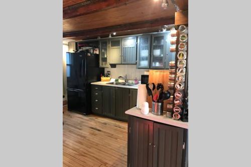 a kitchen with green cabinets and a counter top at Cachet du 19e in Lévis