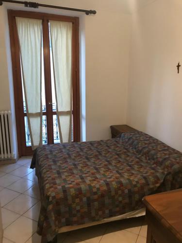 1 dormitorio con 1 cama y puerta corredera de cristal en bilo Crocetta en Turín