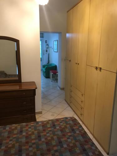 1 dormitorio con tocador y espejo en bilo Crocetta en Turín