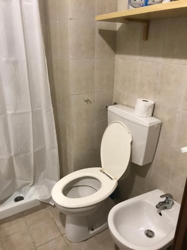 bilo Crocetta في تورينو: حمام مع مرحاض ومغسلة