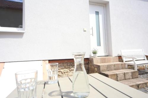 dos jarrones de cristal sentados en una mesa en un patio en Hofhaus mit Riesengarten - gemütliches Häuschen im Kern des schönsten Mainzer Stadtteils Finthen, en Mainz