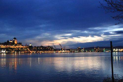 a view of a large body of water at night at Cachet du 19e in Lévis