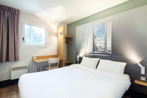 Ένα ή περισσότερα κρεβάτια σε δωμάτιο στο B&B HOTEL Montlhery