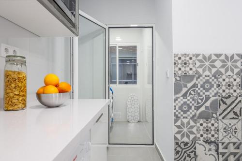 a bathroom with a bowl of oranges on a counter at EXCLUSIVO APT 2 HAB-2 BAÑOS-LUMINOSO ↑ CALIDADES in Seville