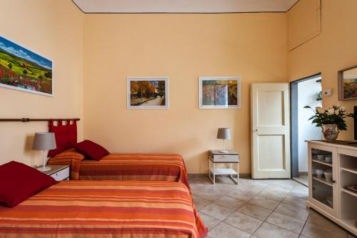 um quarto de hotel com duas camas e uma janela em All' Ombra Del Duomo em Florença