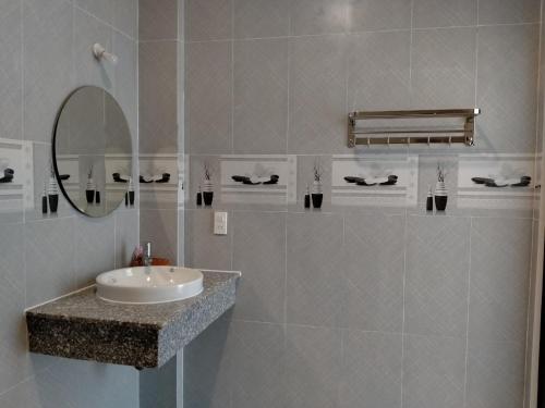 a bathroom with a sink and a mirror at Kim Lien Phu Quoc Guesthouse in Phú Quốc