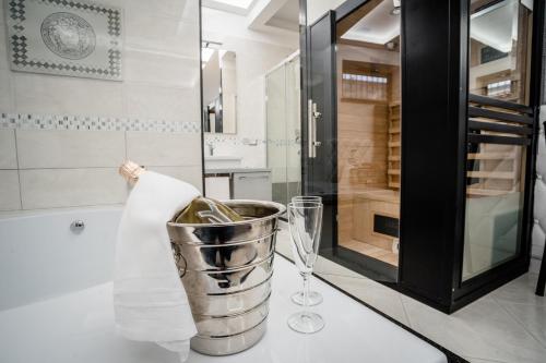 a bathroom with a bucket and wine glasses on a counter at Hotel la Fenice in Boscoreale