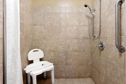 y baño con ducha, aseo y lavamanos. en Baymont by Wyndham Sioux Falls North,I-29,Russell St, Airport, en Sioux Falls