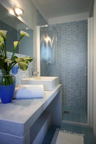 a bathroom with a sink and a potted plant at Hotel Ondina in Lido di Jesolo