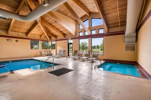 una gran piscina cubierta con un gran techo en Quality Inn & Suites Lawrence - University Area, en Lawrence