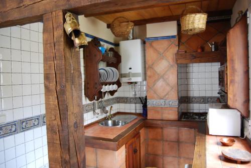 cocina con fregadero y encimera en La Orospeda, en Cazorla
