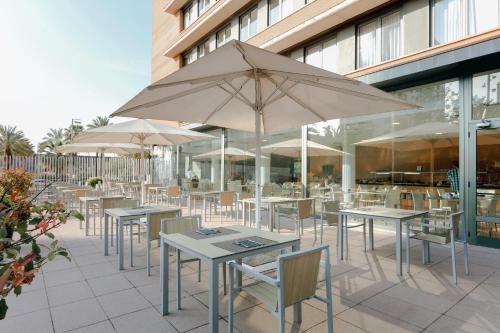 
A restaurant or other place to eat at Hesperia Barcelona Del Mar
