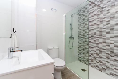 ネルハにあるParador Coronado 130 Nerjaのバスルーム(トイレ、ガラス張りのシャワー付)
