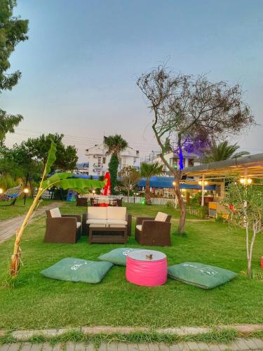 Taman di luar Yücel Hotel