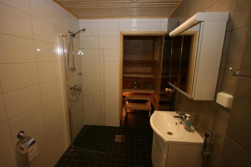 Kylpyhuone majoituspaikassa Ähtärin lomamökit - AARRE Mökki