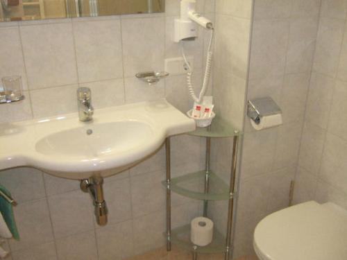 A bathroom at Gästehaus Braunegger