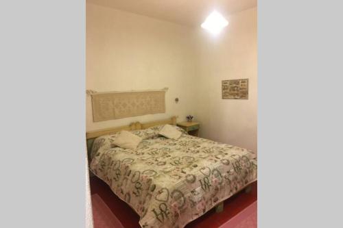 um quarto com uma cama num quarto em Marina House em Olbia