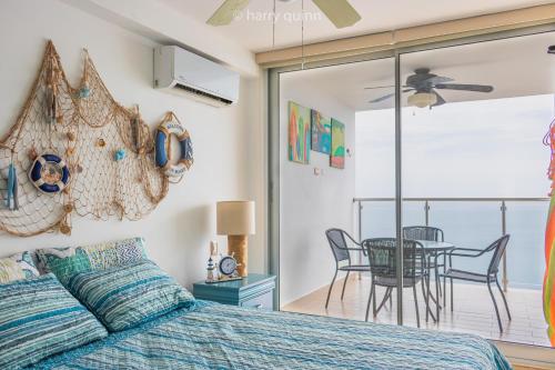 - une chambre avec un lit et une table avec des chaises dans l'établissement Apartamento El Palmar Residences, à San Carlos