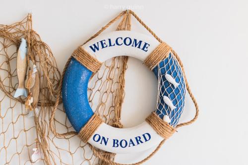 a welcome on board wreath on a wall at Apartamento El Palmar Residences in San Carlos