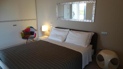 a small bedroom with a bed and a mirror at Magrine Castelfranco Veneto in Castelfranco Veneto