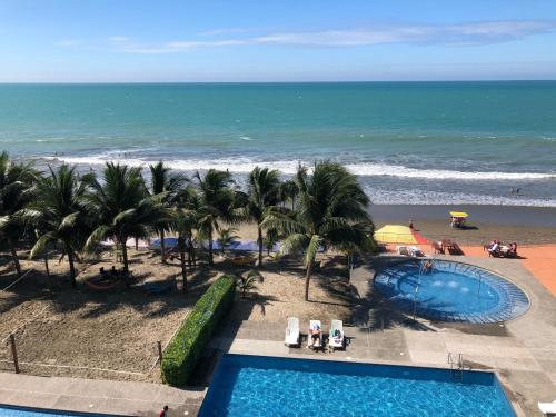 トンスパにあるDepartamentos frente al mar en Resort Playa Azul-Tonsupaのリゾートのバルコニーから眺めるビーチの景色