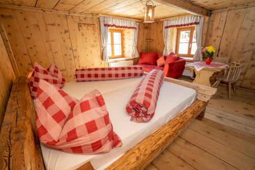 Postel nebo postele na pokoji v ubytování Berghaus am Sonnenhang Valpaschun