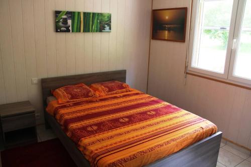 Un pat sau paturi într-o cameră la Chambre privée dans maison au pied de la montagne noire, 5km de Mazamet