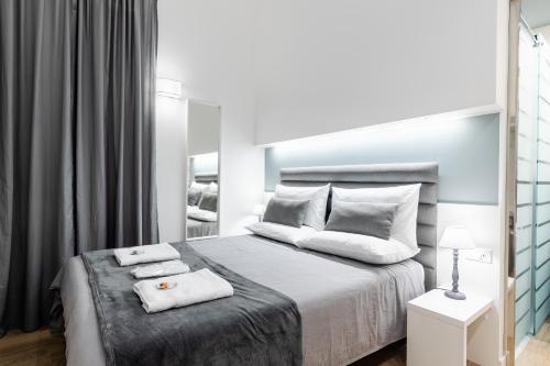 een slaapkamer met een bed met twee handdoeken erop bij Residenze Chamur Via Giuseppe Sciuti in Palermo