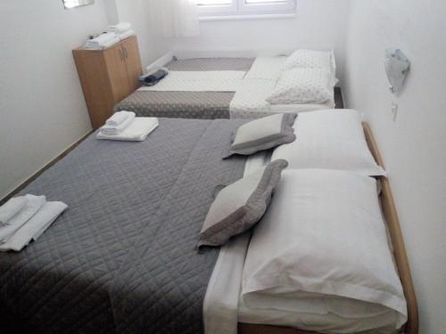 Un pat sau paturi într-o cameră la Apartman Leo