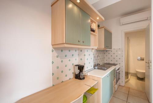 ネオス・マルマラスにあるAlterra Vita Apartmentsのシンクとカウンタートップのあるキッチン
