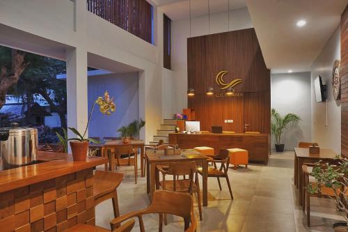 ギリ・トラワンガンにあるGili Kama Hotel & Villaのテーブルと椅子とバーのあるレストラン