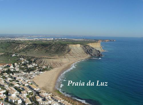ルースにあるBuganvilia Praia da Luzの海岸と海の空中を望む
