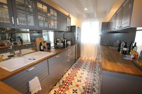 una cocina con fregadero y encimera en La Cabane du Bois, en Arcachon
