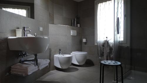 a bathroom with a sink and a toilet at Magrine Castelfranco Veneto in Castelfranco Veneto