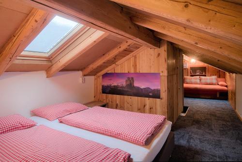 Pokój z 2 łóżkami na poddaszu w obiekcie Appartements Tirol w mieście San Lorenzo di Sebato