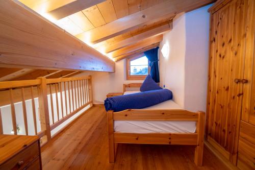 a small room with a bed in a cabin at Crusch Alba Studio auf der Strassenseite Sta Maria in Sta Maria Val Müstair