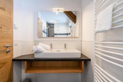 克雷納爾的住宿－Appartement Angerhaus，一间带水槽和镜子的浴室