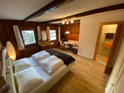 Кровать или кровати в номере Kraftquelle Herrnmühle