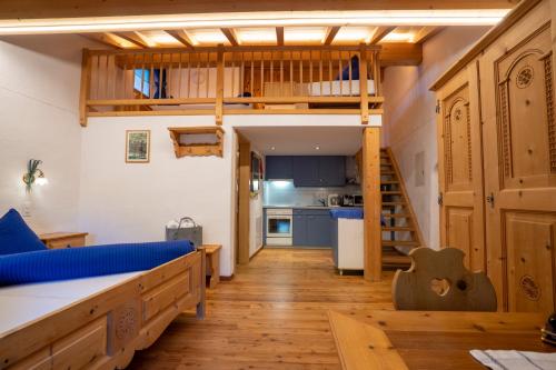 a room with a bunk bed and a kitchen at Crusch Alba Studio auf der Strassenseite Sta Maria in Sta Maria Val Müstair