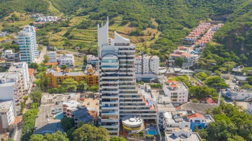 una vista aérea de una ciudad con un edificio alto en Apartamentos Centro Internacional - Rodadero by SOHO, en Santa Marta