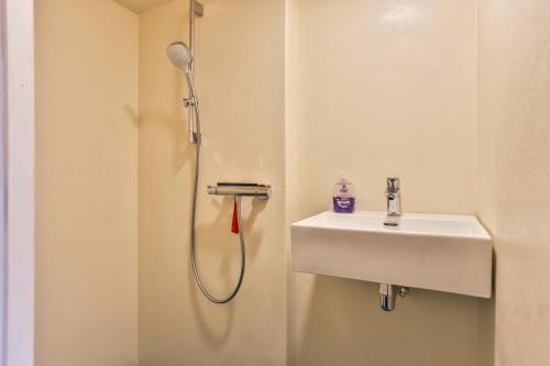 a bathroom with a shower and a sink at Hotelschip Bracksand Amsterdam City, in de zomer én de winter! in Amsterdam