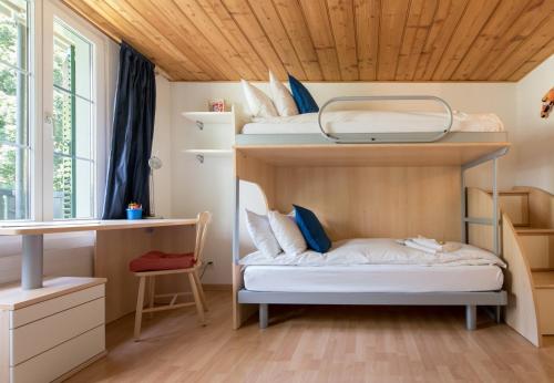 Postel nebo postele na pokoji v ubytování Chalet Hunnenfluh