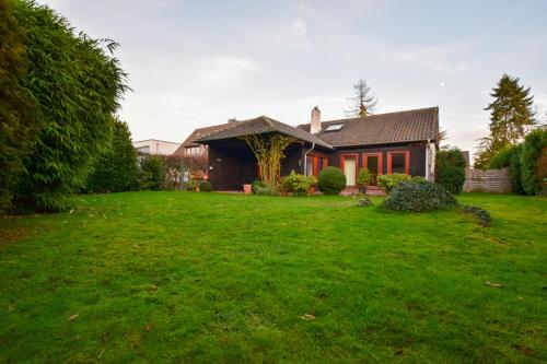 Κήπος έξω από το Tolstov House - 6 Room Villa with Garden - 15 Min Messe DUS & Airport DUS