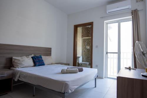 Postel nebo postele na pokoji v ubytování Seafront Room