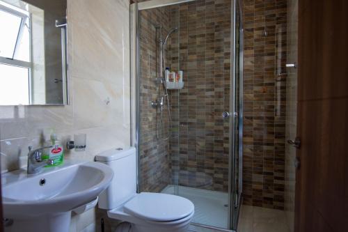 y baño con ducha, aseo y lavamanos. en Seafront Room, en Msida