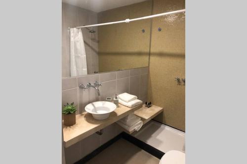 y baño con lavabo y espejo. en Residencias de Pilar en Fátima